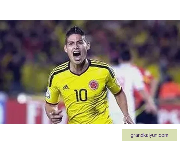 年轻球员崭露头角，足球新星在赛季中表现亮眼，备受关注。